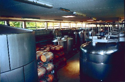 L'interno, una cantina alla luce del sole