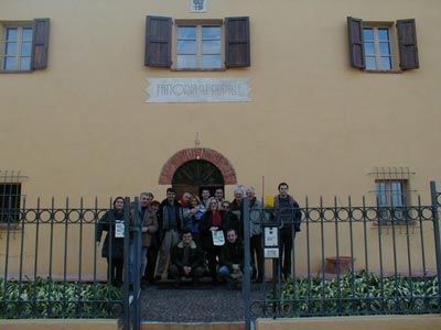 FOTO DI GRUPPO DAVANTI ALL'AZIENDA